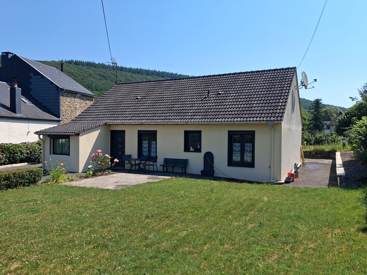 Maison plain pied de 126 m2 sh avec un terrain et un garage à NEUFMANIL