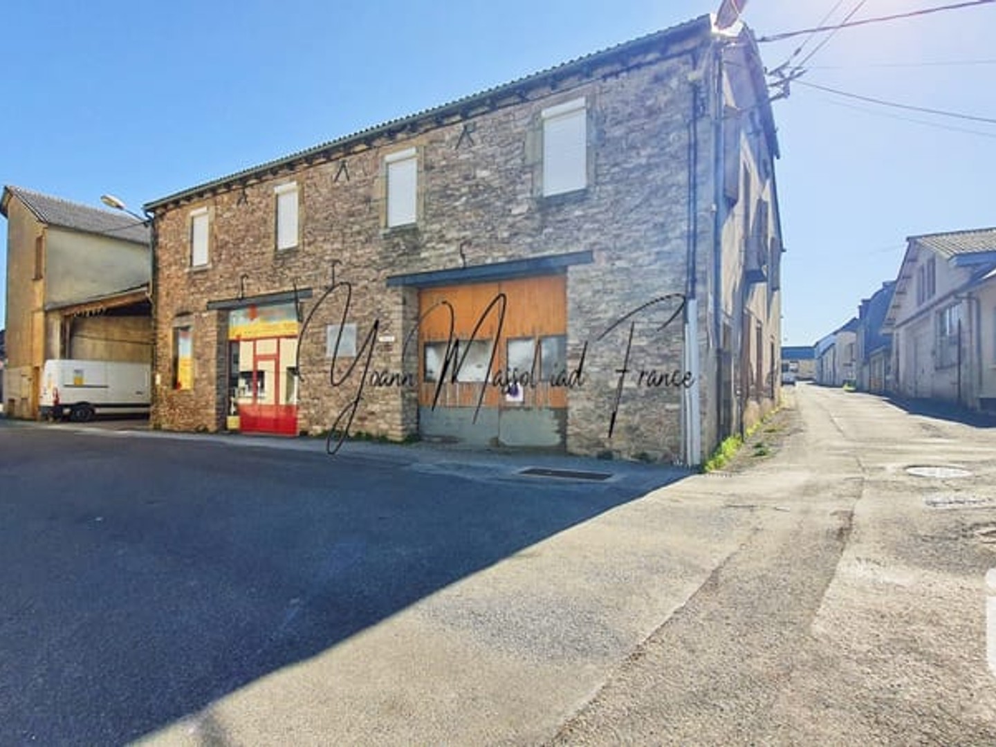 Local 852 m²
