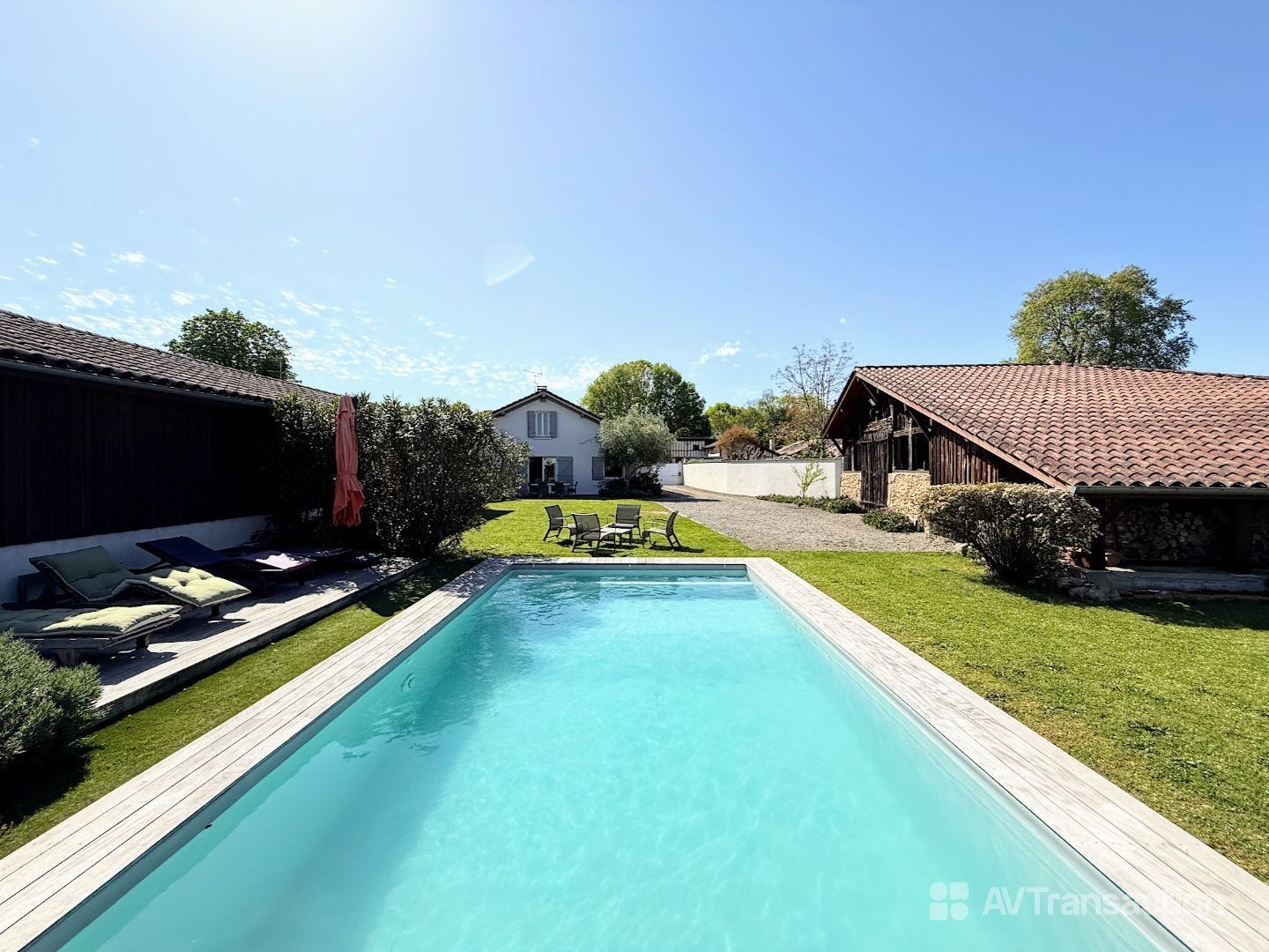 Maison de charme rénovée avec dépendances, piscine et jardin