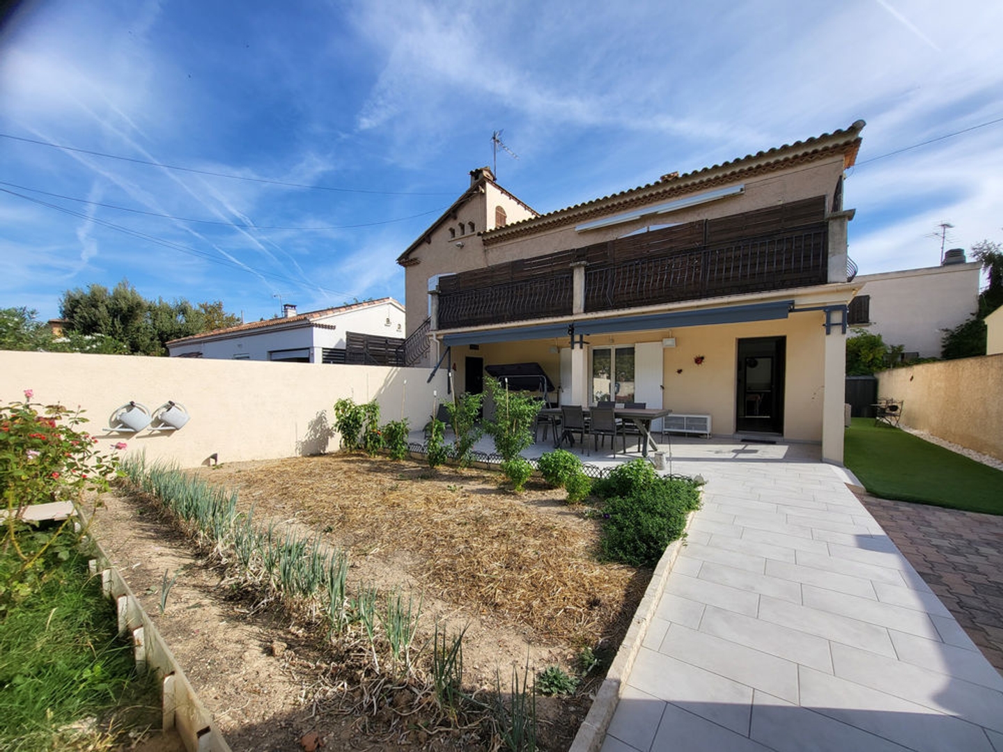 MARIGNANE BAS DE VILLA DE 100 M2, JARDIN ET TERRASSE : L'ESPRIT D'UNE MAISON