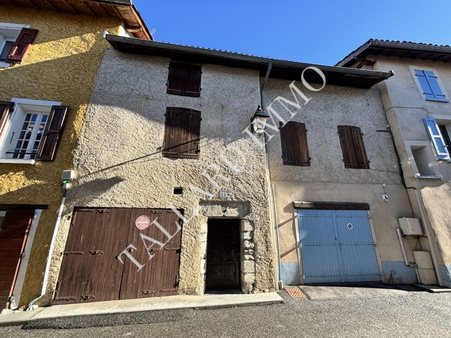 maison de village T3 + combles aménageables, garages, cavesn cour intérieure et jardin non attenant 652 m2