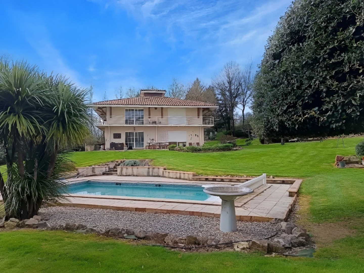 Maison avec dépendances 8 pièces 217 m²