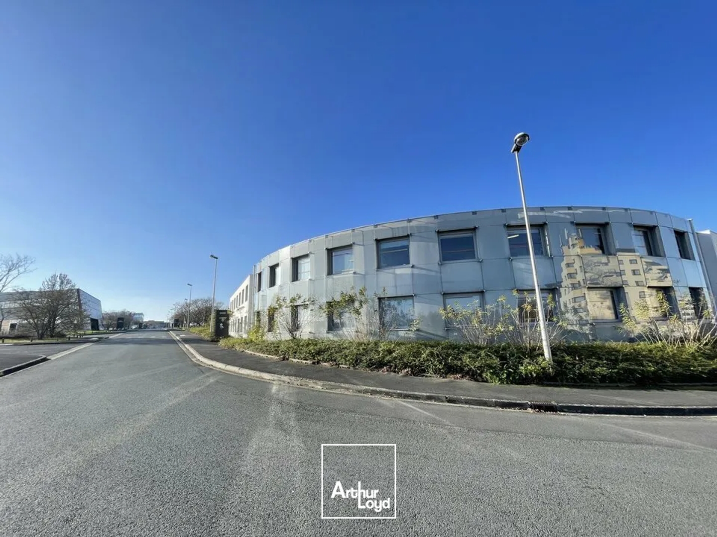 BUREAUX DE 554M² A VENDRE PROCHE DES COMMERCES ET VISIBLES DEPUIS LA ROCADE
