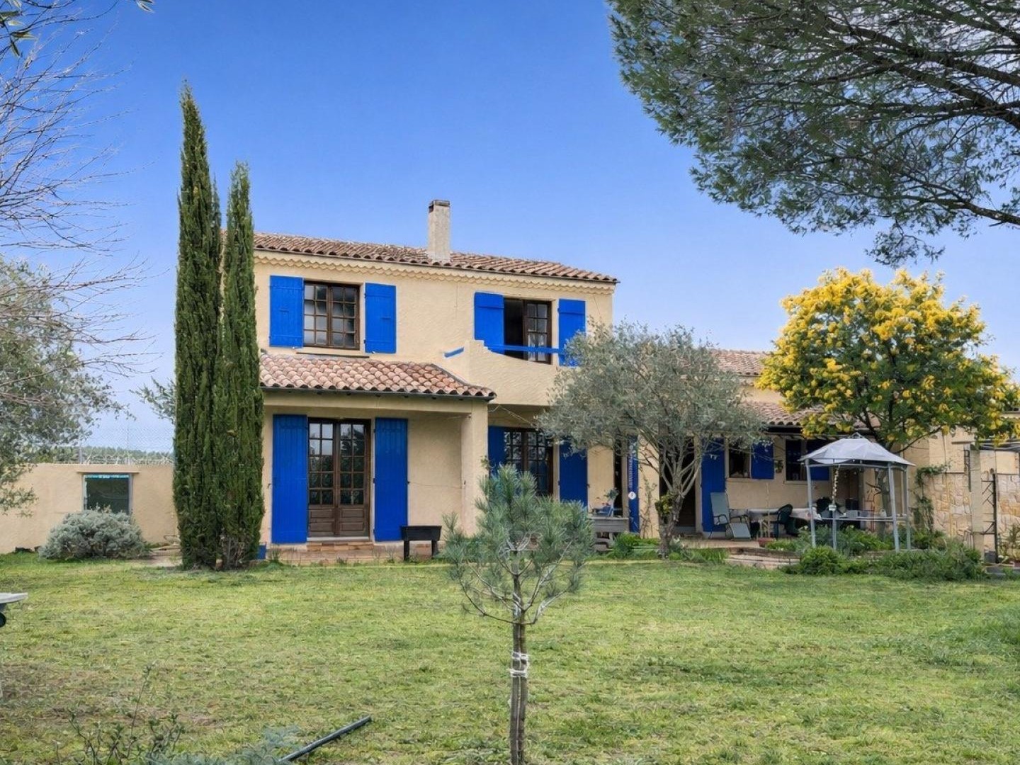 Villa familiale de 140m² avec grand terrain et dépendances