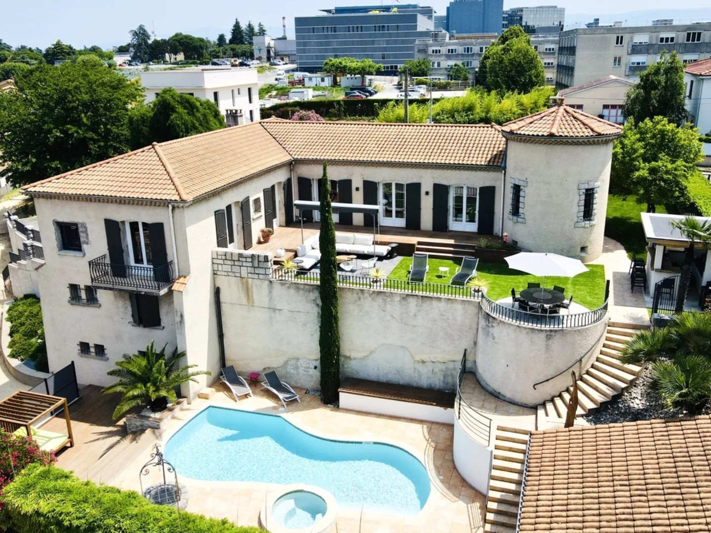 Propriété d'Exception - 10 Pièces - Piscine - 4 Garages