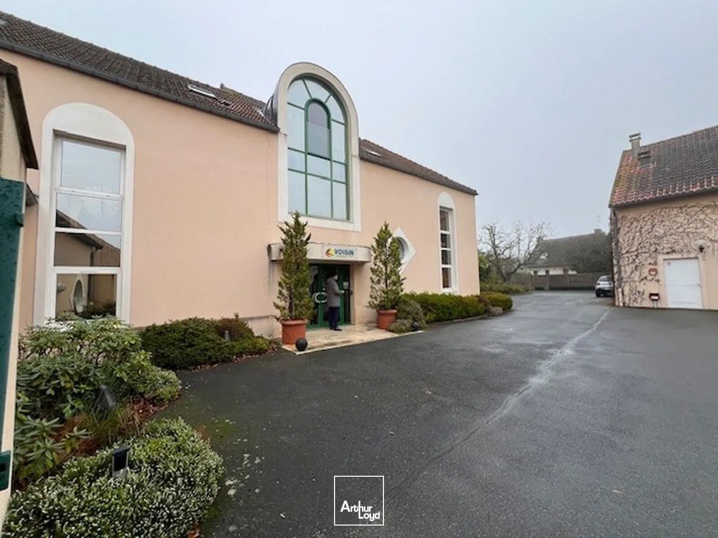 Bureaux à vendre à Limours site indépendant avec nombreux stationnements