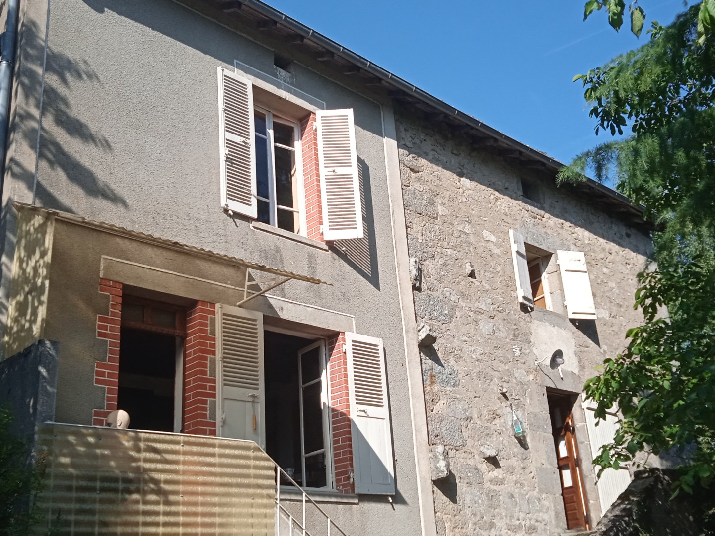 A 2 minutes d'Aubusson maison creusoise avec un grand jardin
