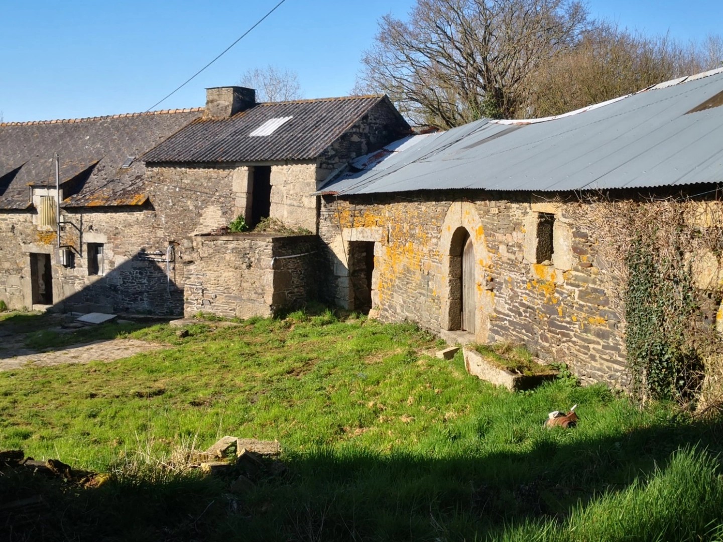 Entre corlay et saint nicolas du pelem maison 4 chambres longère dépendances hangar sur 2.5 hectares