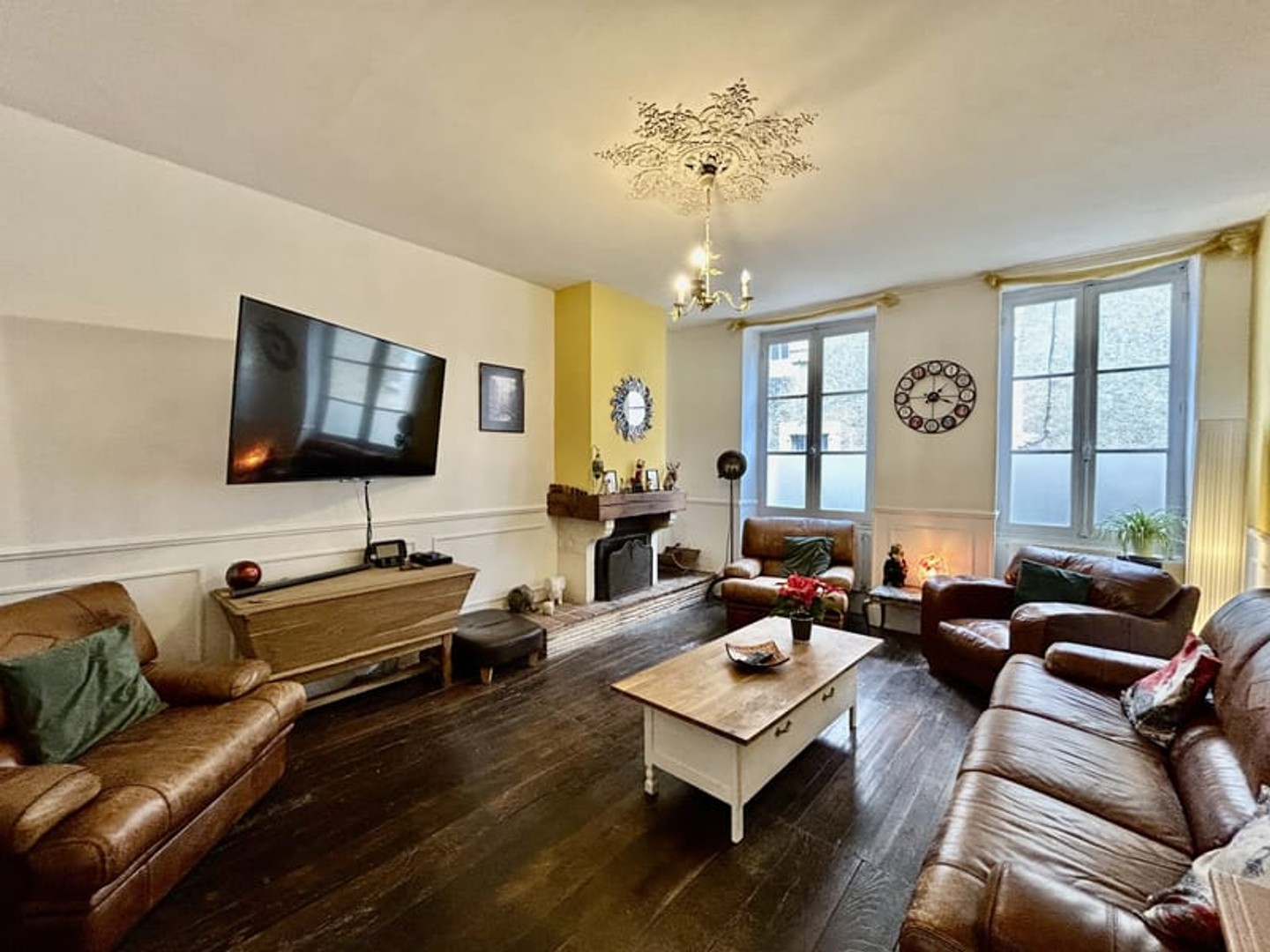 Six-bedroom house with living room and kitchen, located in the heart of Civray