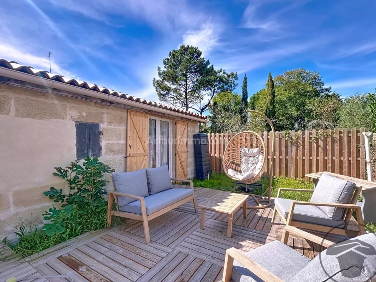 Maison en pierre rénovée avec jardin et terrasse