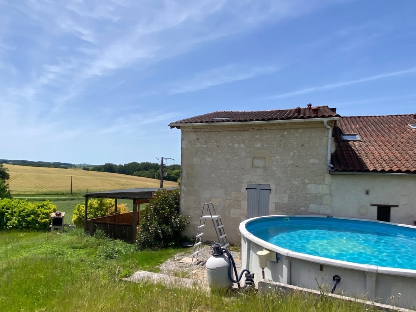Proche Aubeterre. Maison a vendre, 4 chambres. Vues.
