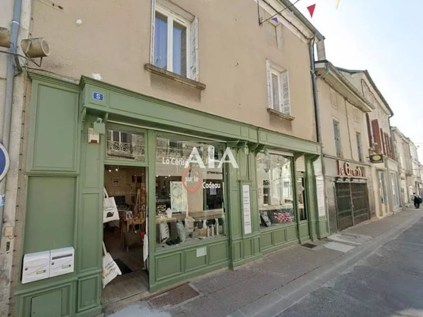 Local commercial et appartement