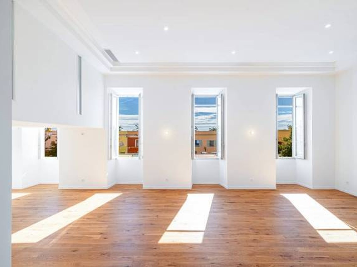 MAGNIFIQUE ET RARISSIME LOFT DE 173,28M2 AVEC UNE TERRASSE DE 26M2 SURPLOMANT LE COURS SALEYA