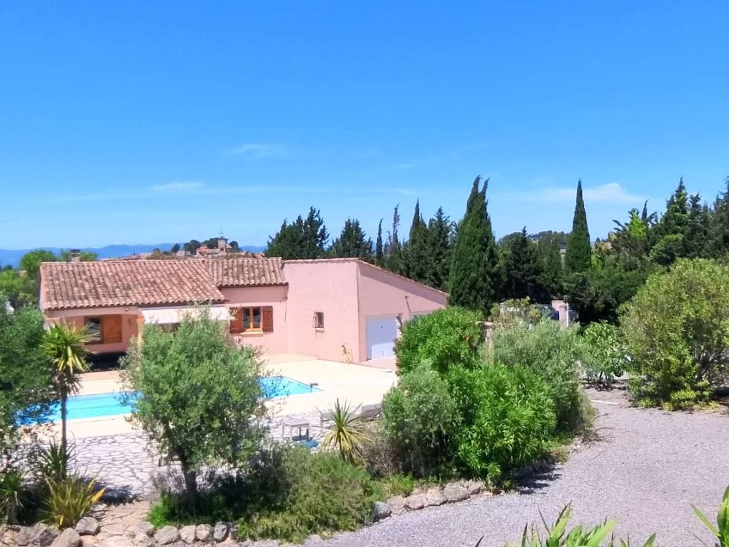 Villa 135m² avec 3 chambres, piscine, 2100m² à Castelnau-d'Aude