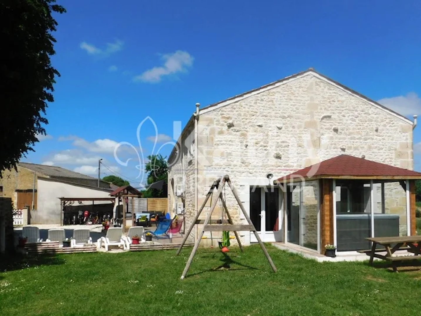 Maison à vendre - 18 pièces - 460m2 - Saint-Quantin-De-... (17800)