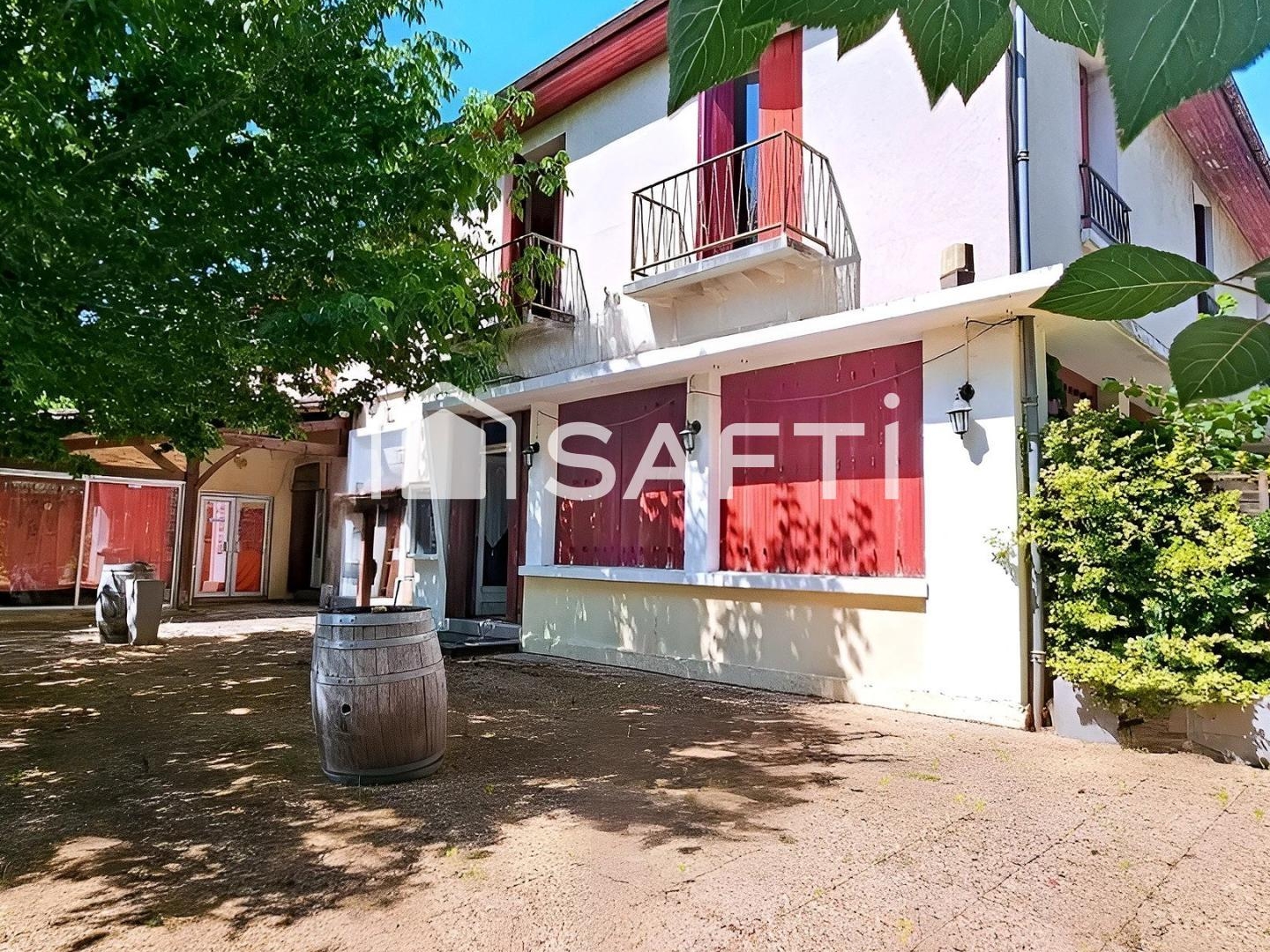 Bel ensemble immobilier de 420m² avec parc arboré 13 600m² - St Georges de Montclard