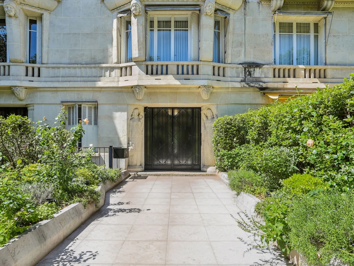 Paris XVI - Henri Martin - Appartement de réception duplex avec jardin