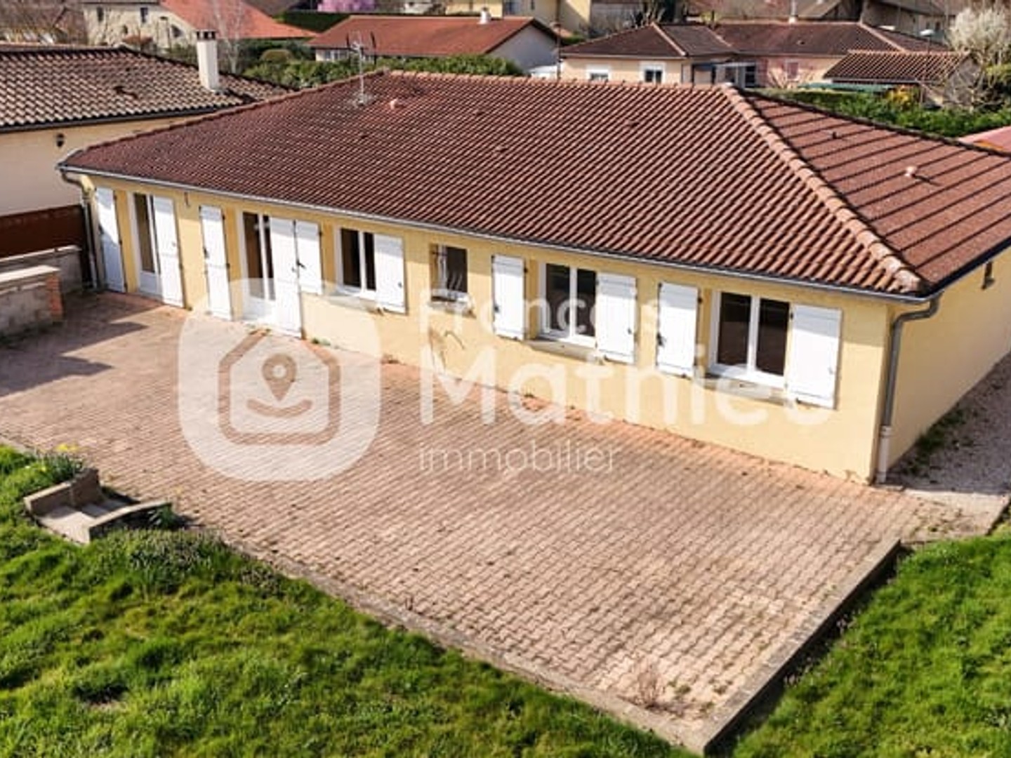 MARLIEUX - Maison de plain-pied - 109 m2 habitables - 4 Chambres - Garage - Terrain d'environ 15
