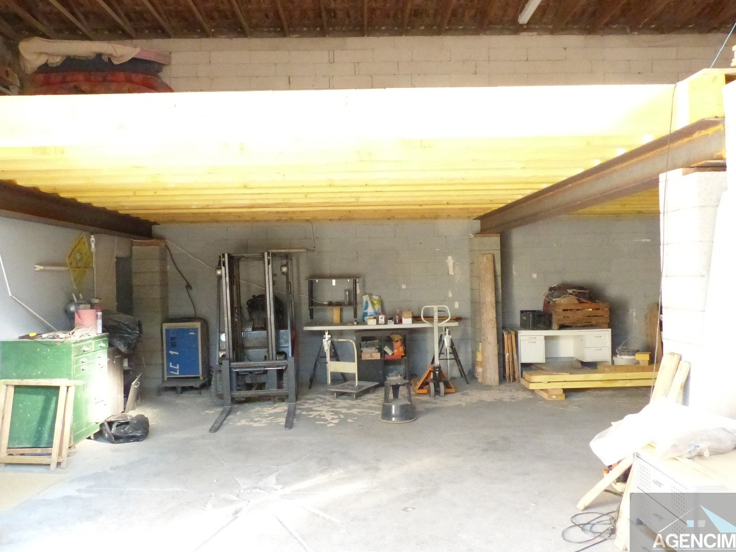 Grand hangar 200m2 avec appartement attenant