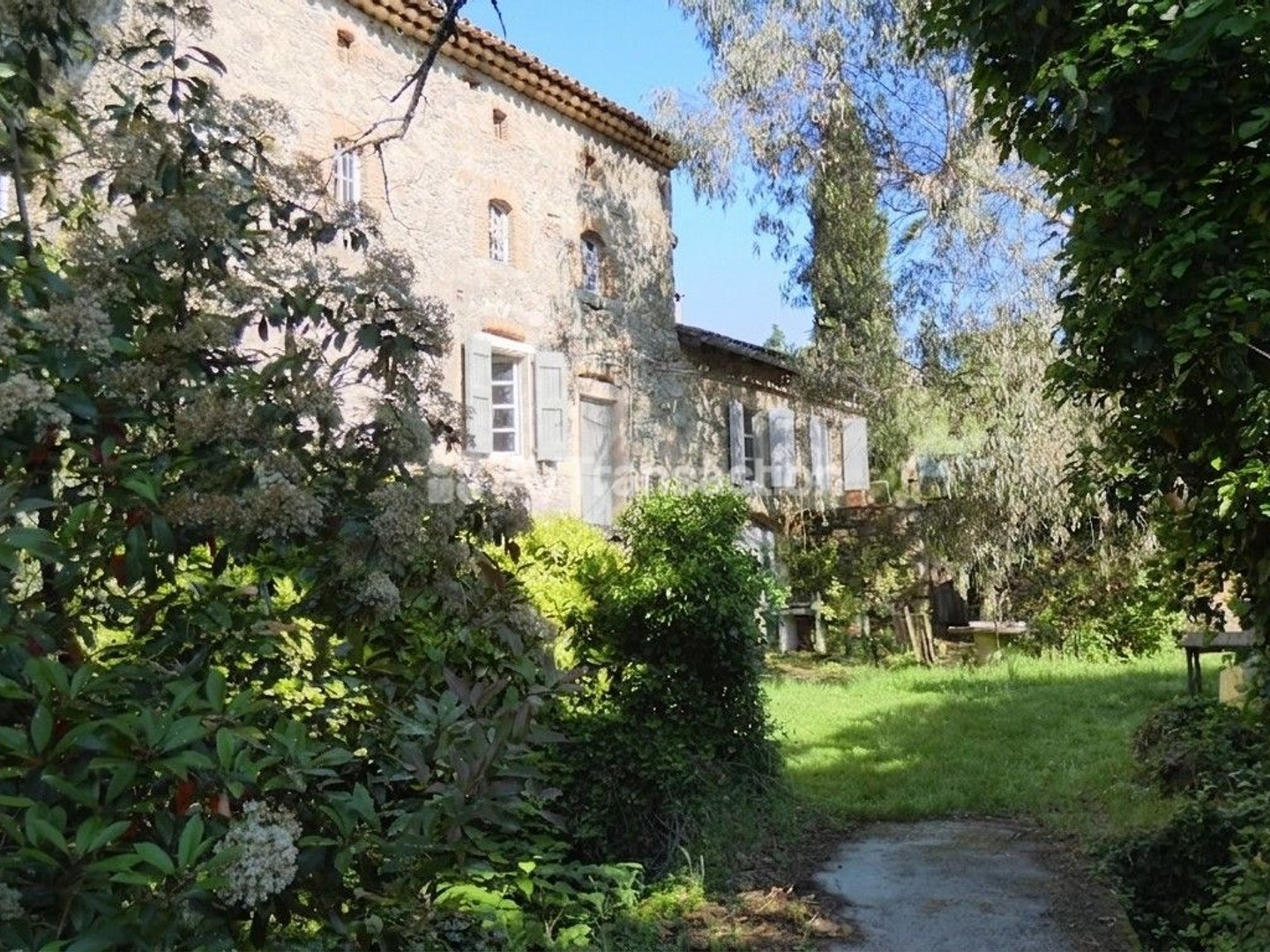 Propriété de charme bordée par la rivière
