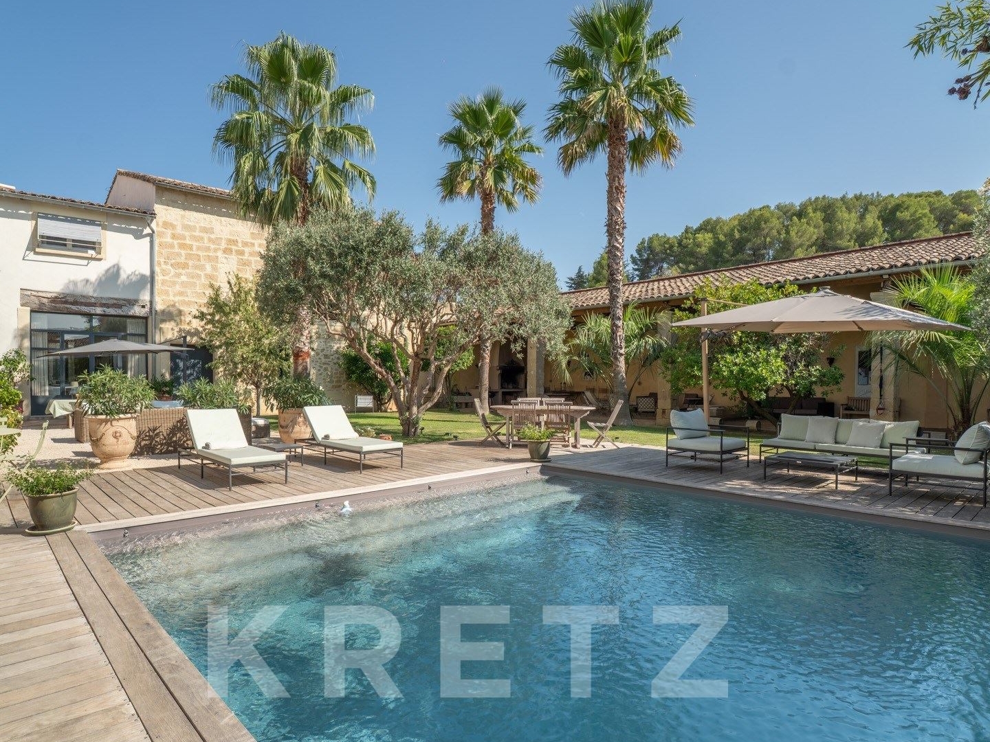 Exceptionnelle Maison de Maître avec jardin, piscine, garage et dépendances en coeur de village