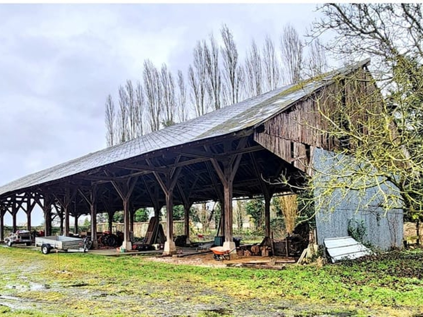 Grande grange de 600 m2 sur 2.489 m2 de terrain plat et arboré - Prix : 262.900