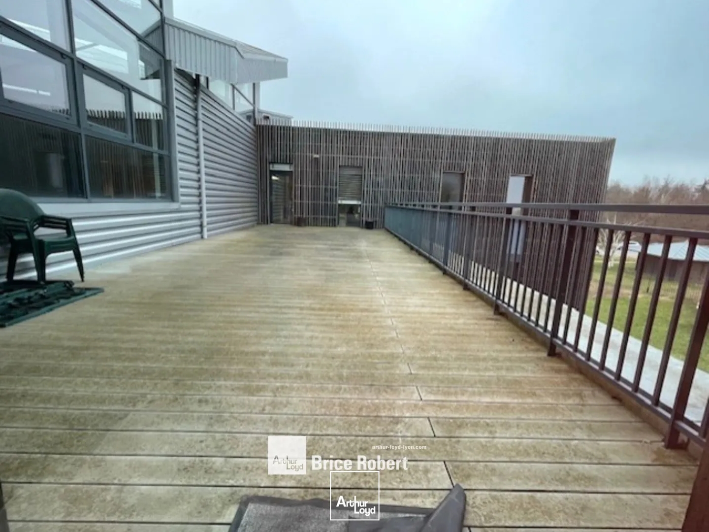 Vente bureaux avec terrasse partagée à Saint-Priest dans parc sécurisé