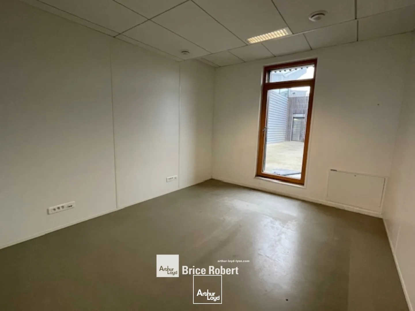 Bureaux à vendre - 2 pièces - 200m2 - Saint-Priest (69800)