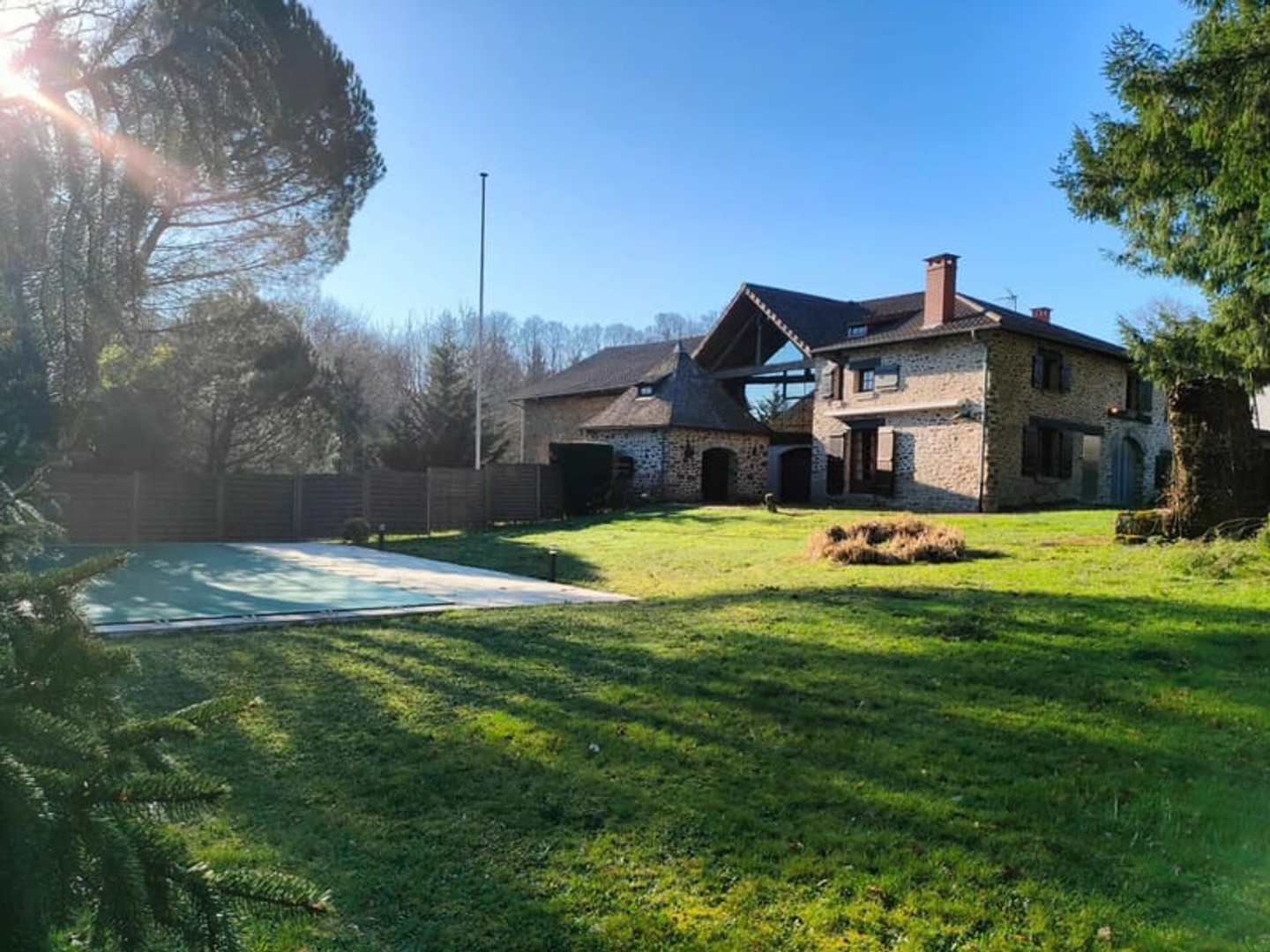 Ensemble immobilier avec gîte, piscine et dépendances