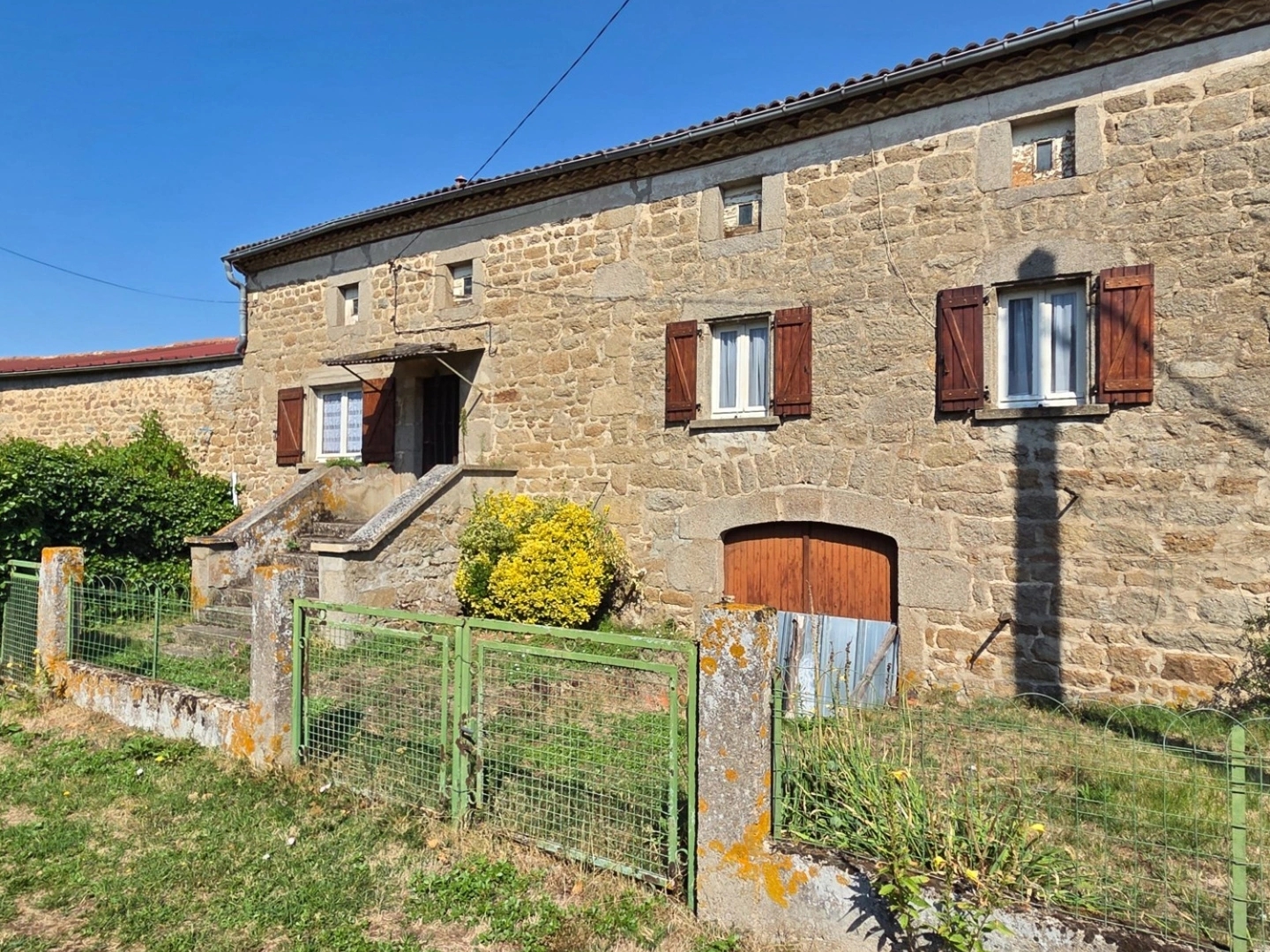 *** EXCLUSIVITE *** À RENOVER - MAISON EN PIERRE AVEC JARDINET ET DEPENDANCES *** ISSERTEAUX 63270 ***