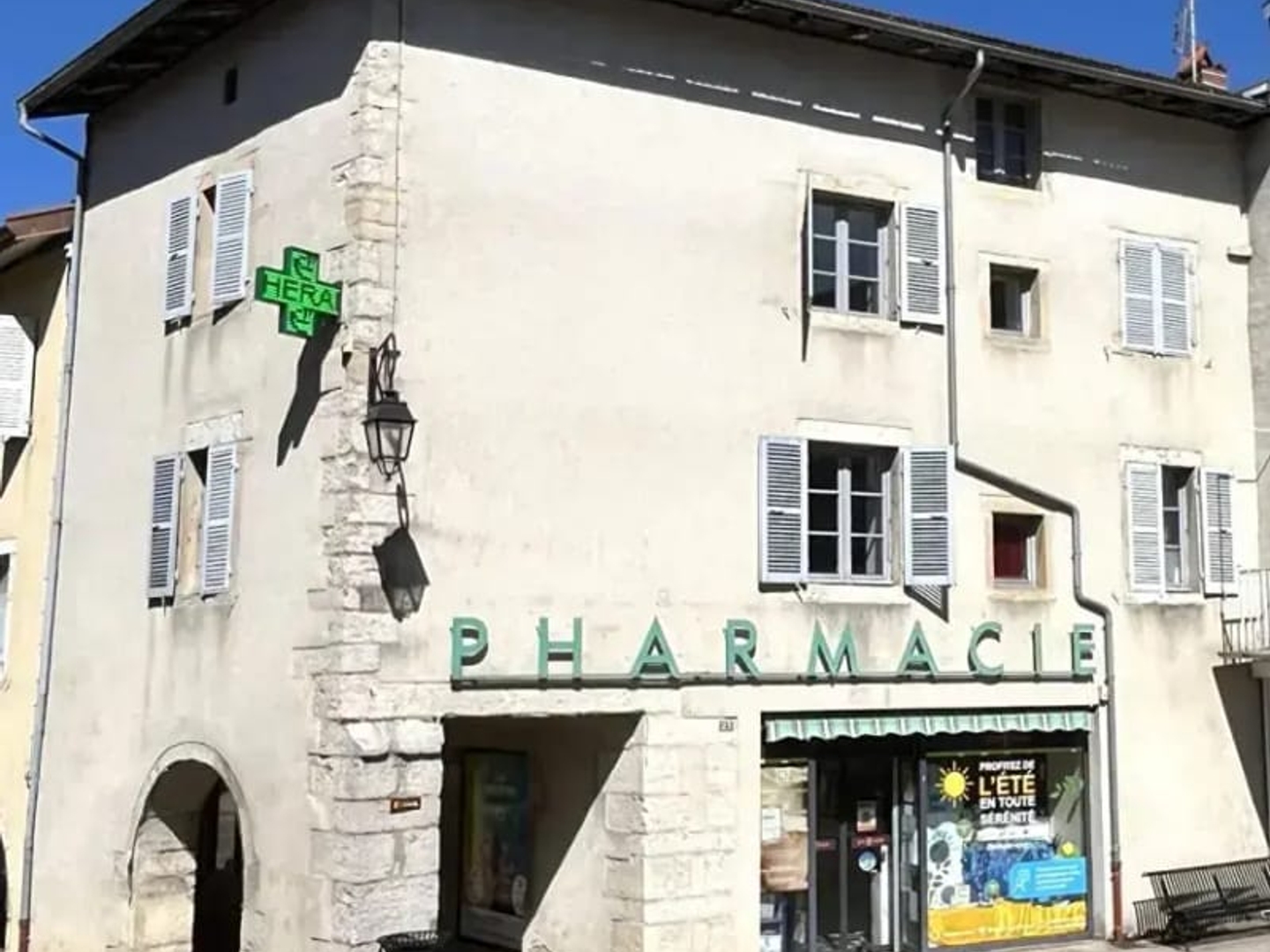 Immeuble avec local commercial et appartement - Arinthod centre