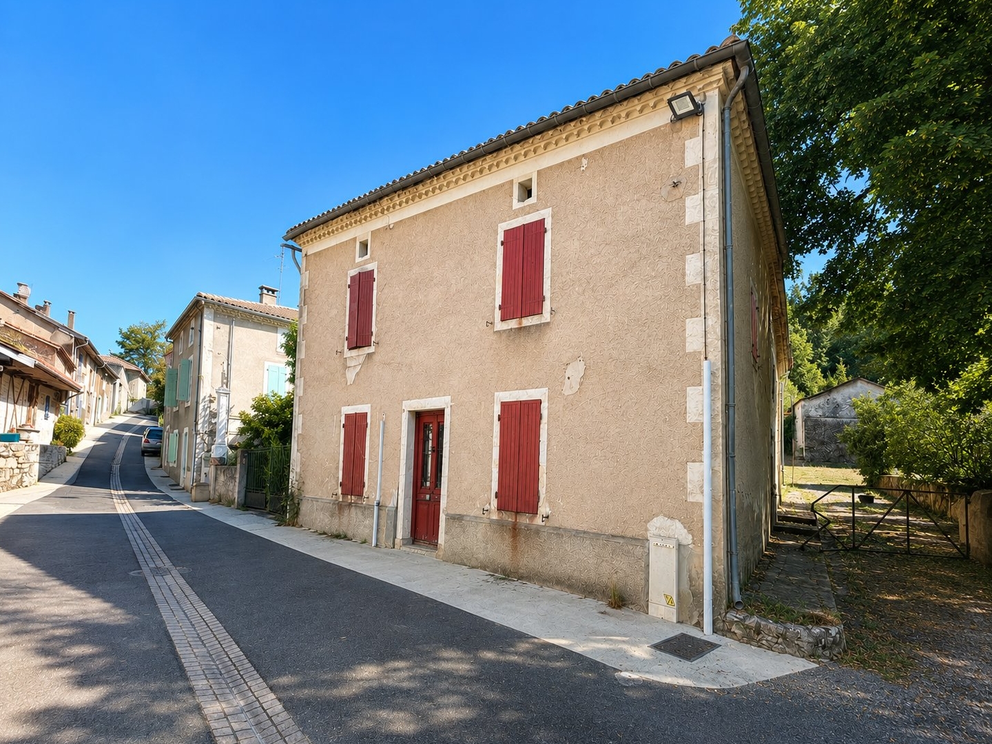 Maison en pierre située au coeur du village, avec jardin.