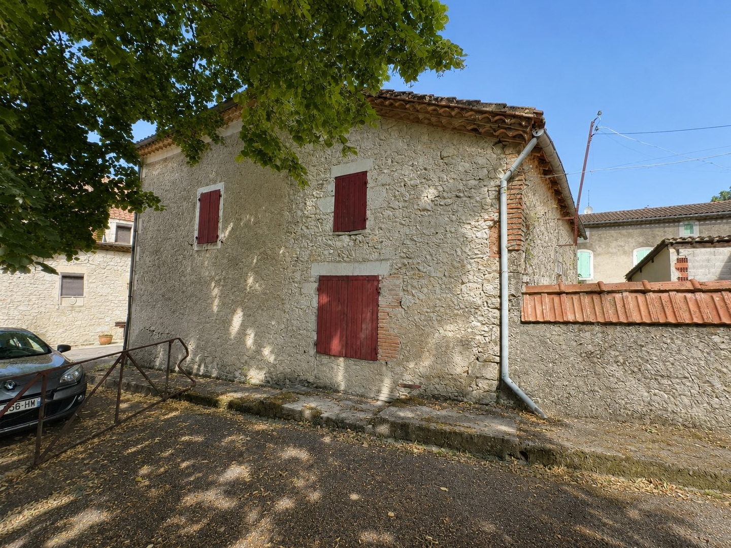 Maison en pierre située au coeur du village, avec jardin.