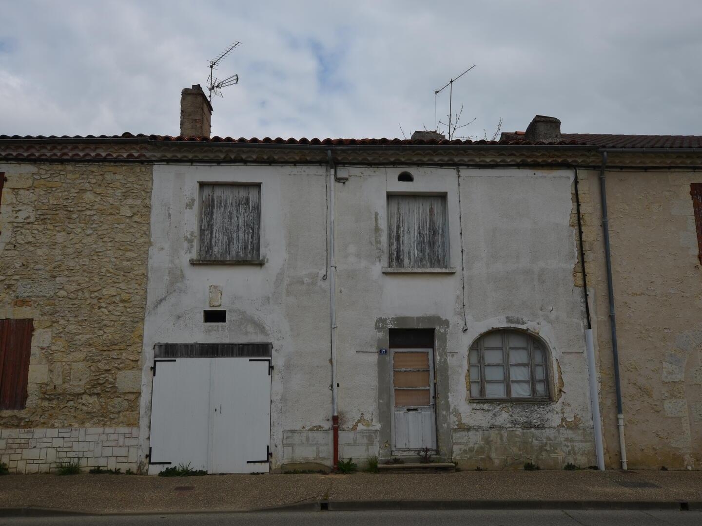 À vendre sur Vic-Fezensac, Gers: Maison à rénover entièrement (sauf la toiture qui est neuve) avec jardin et grand garage, proch