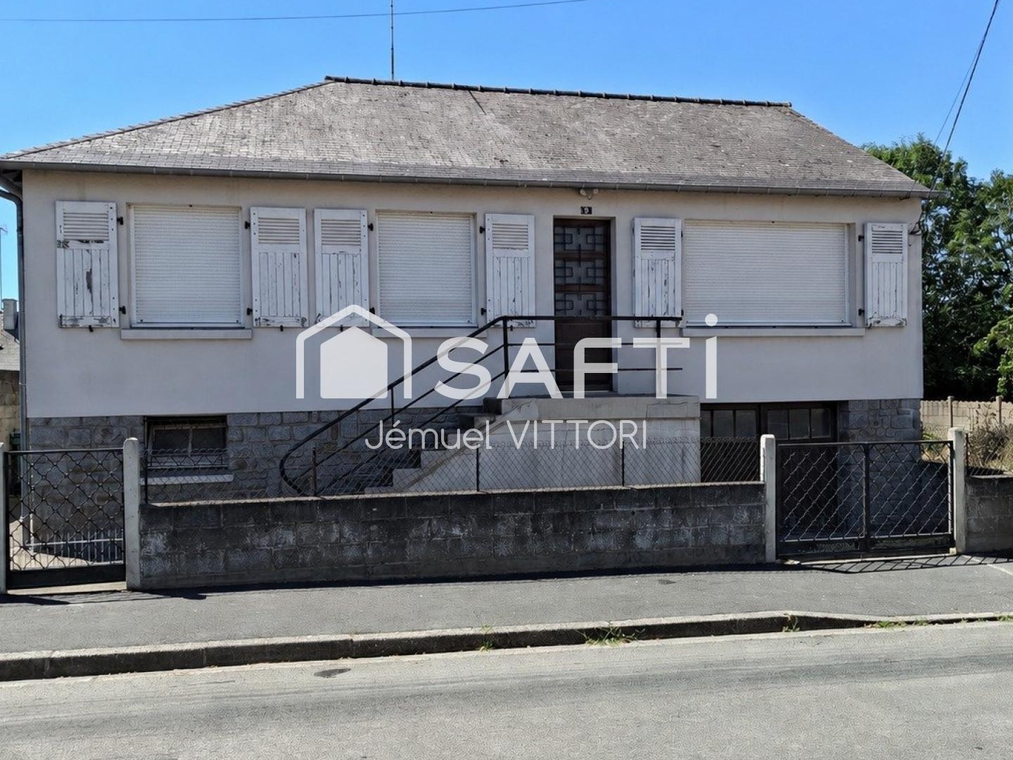 Maison à rénover avec sous-sol complet et terrain divisible