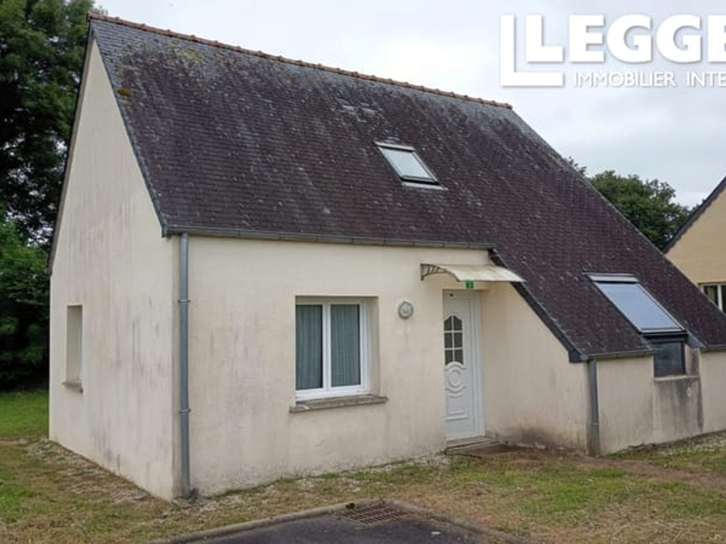Une propriété de 3 chambres située dans un quartier calme, avec un terrain à bâtir attenant.