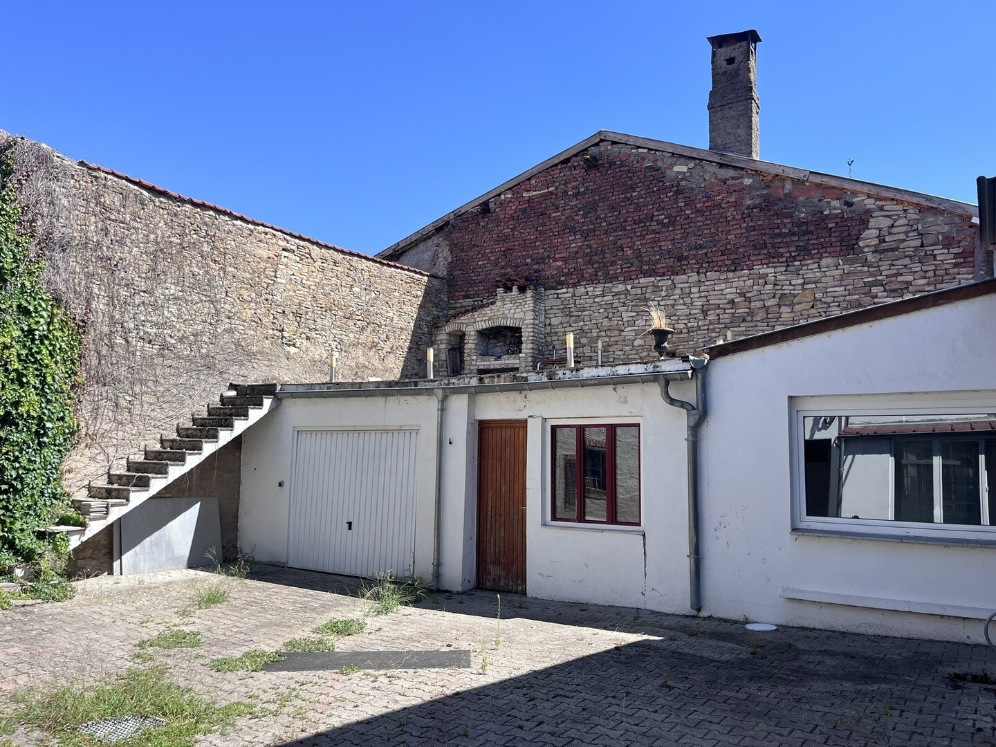 Immeuble : 1 appartement 1 local commercial 1 garage 2 ateliers.
