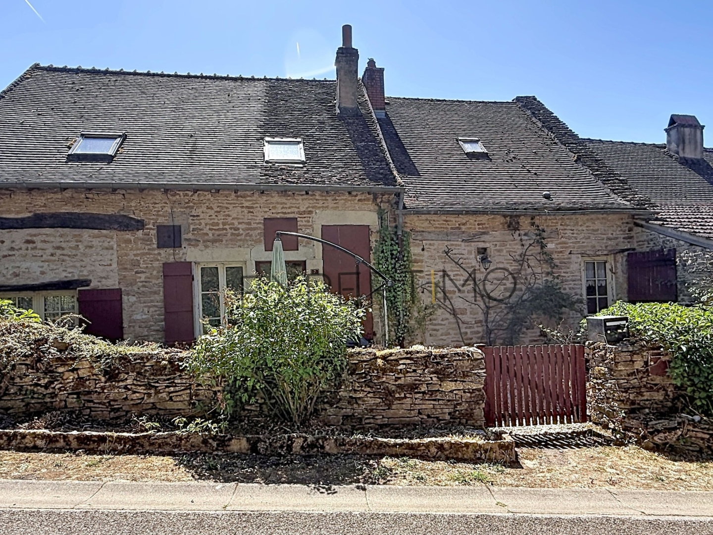 Burnand : Authentique maison en pierre avec 3 149 m² de terrain