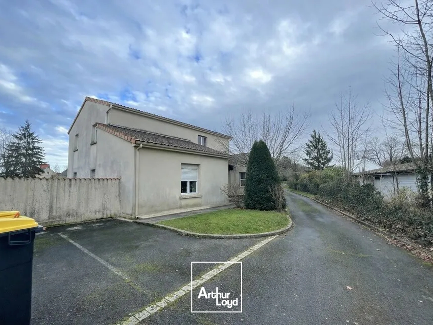 IMMEUBLE DE BUREAUX AVEC PARKING PRIVATIF À VENDRE - POITIERS - PROCHE CENTRE-VILLE ET AXES - FORT POTENTIEL TERTIAIRE