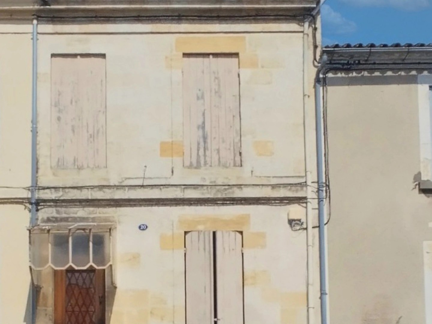 Maison de ville à rénover à vendre 6 pièces 3 chambres avec cour à SAINTE FOY LA GRANDE (33)