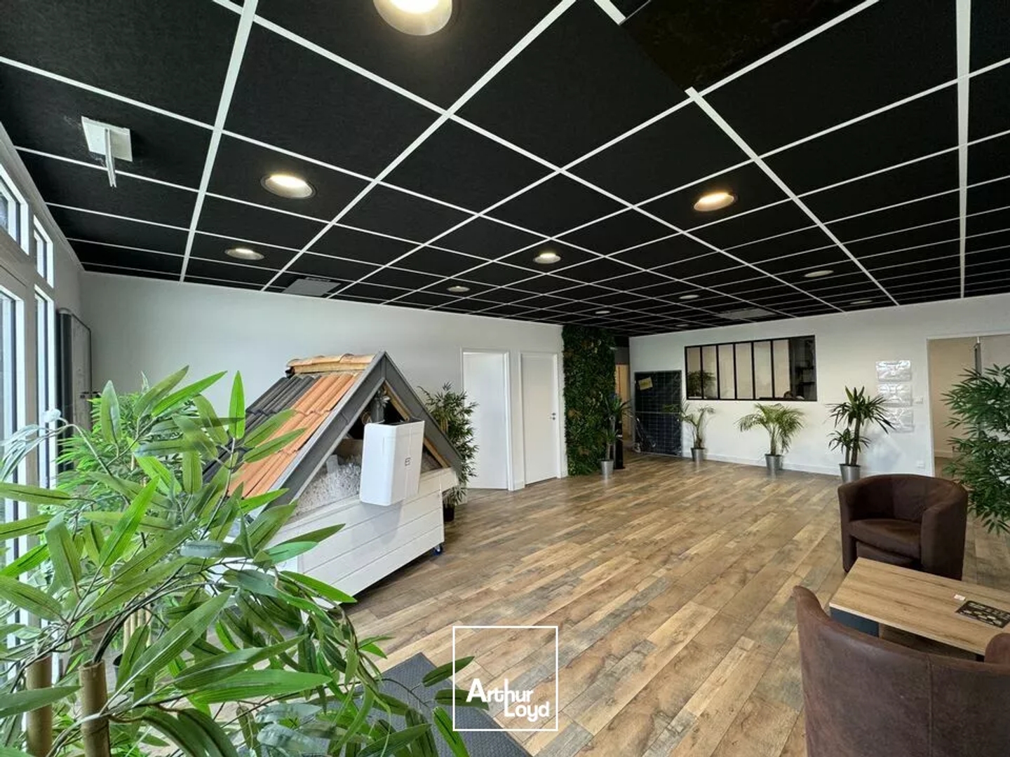 A VENDRE ZONE MENDES FRANCE NIORT CHAURAY BUREAU ET STOCKAGE D'ENVIRON 295m2 UTILE AVEC PARKINGS FONCIER CLOS ET PORTE SECTIONNELLE