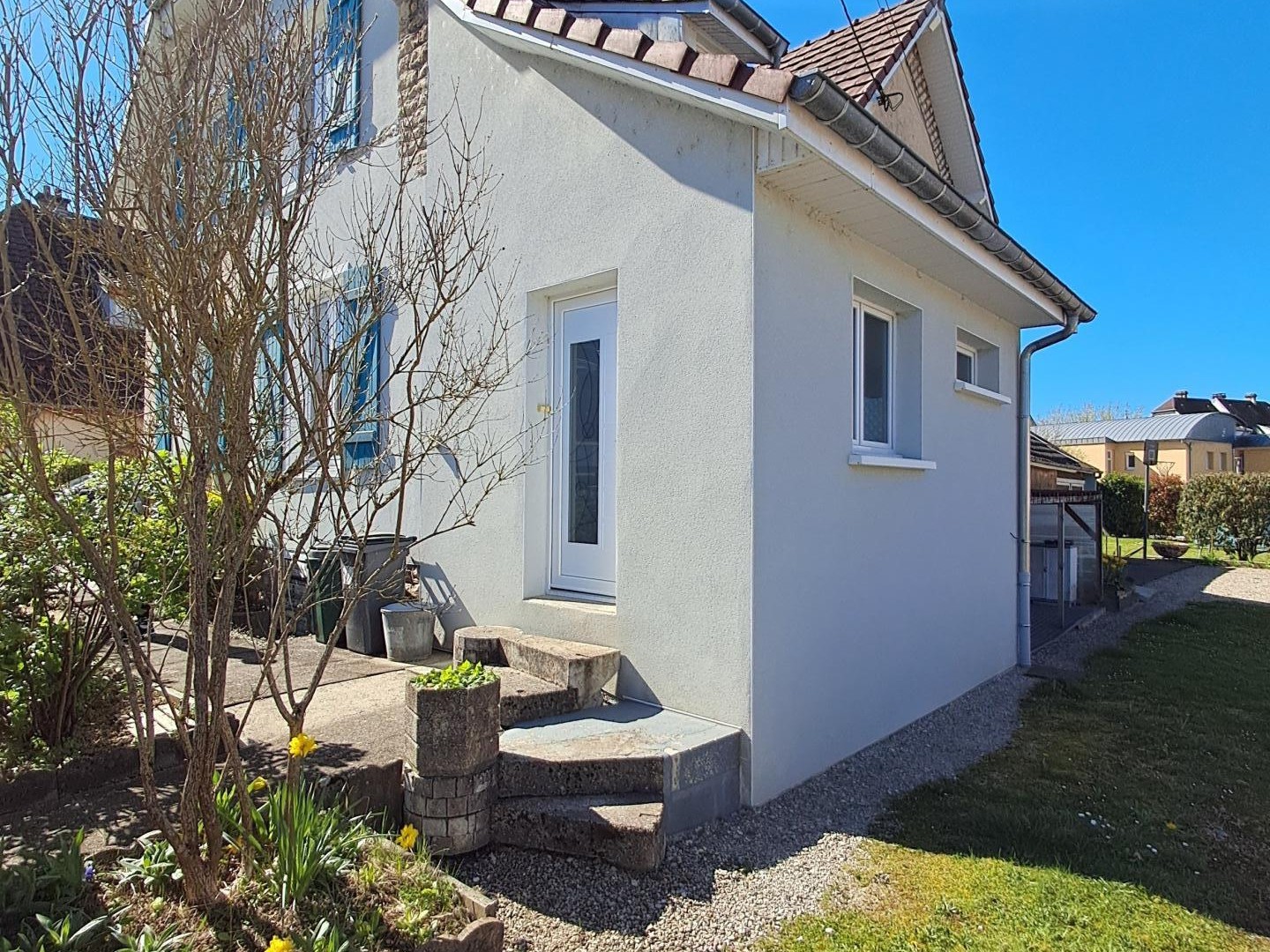 Maison individuelle de type 6 avec garage.
