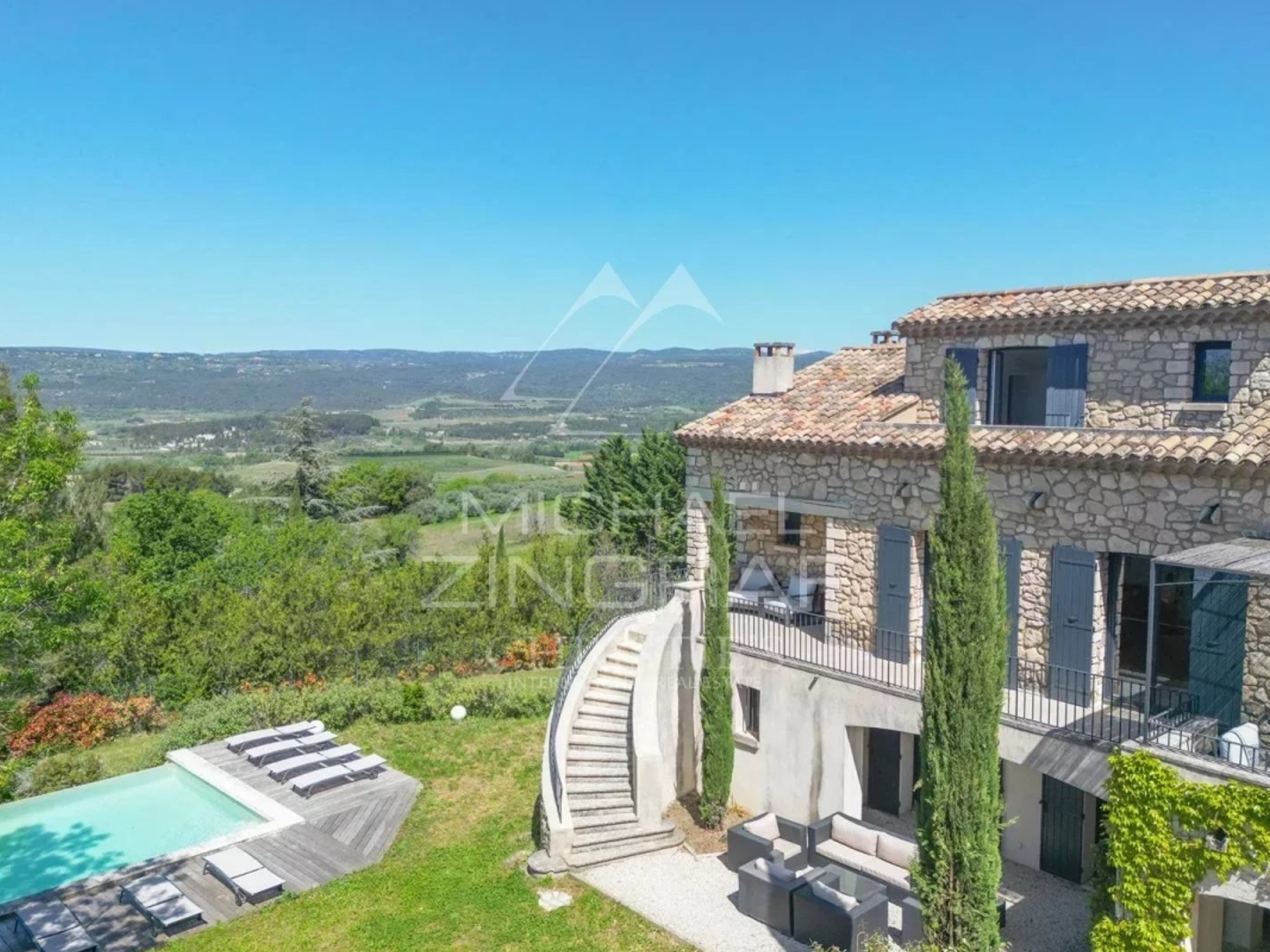 Roussillon - Superbe maison en pierre avec piscine et vues panoramiques exceptionnelles
