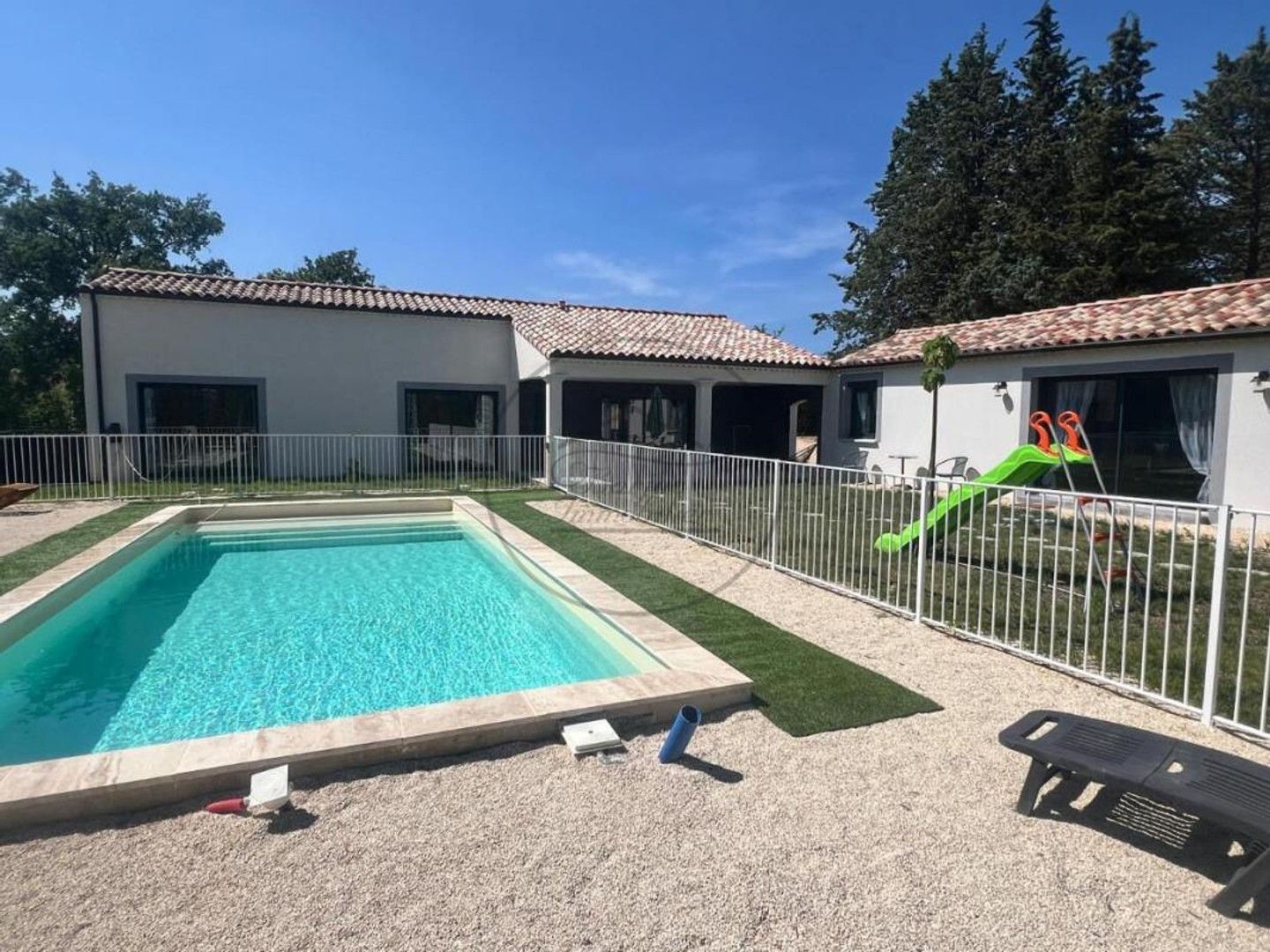 Maison neuve de plain-pied avec piscine ! un cadre de vie privilégié !