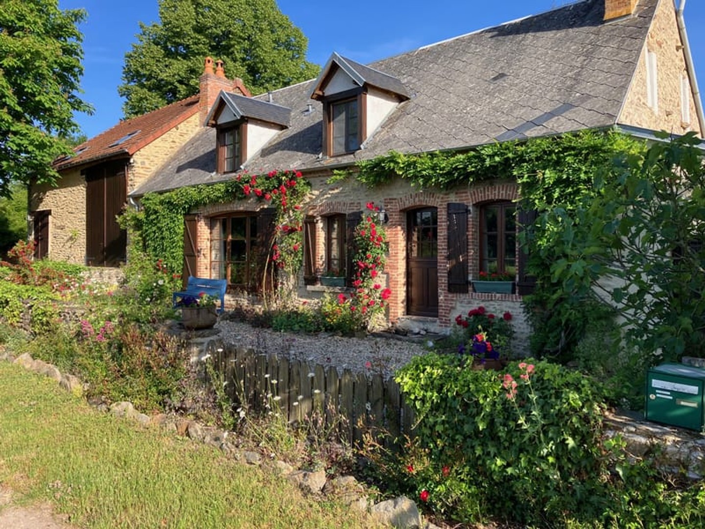 Préveranges - Fermette spacieuse avec 2 maisons sous un même toit.