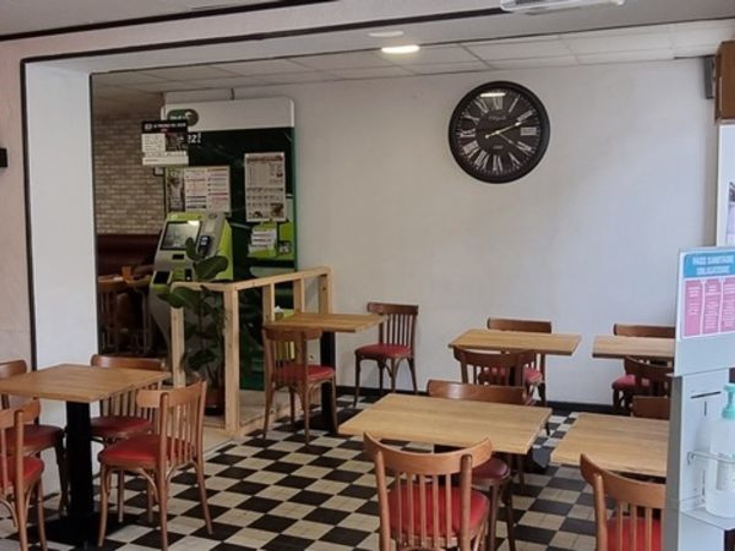 Charente Maritime (17) à DOLUS D'OLERON A Vendre Fonds commerce Bar licence 4, PMU, resto, Salle de jeux, Colis