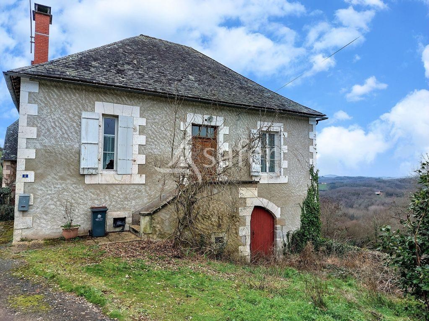 Enclos bâti sur environ 1,60 ha de foncier