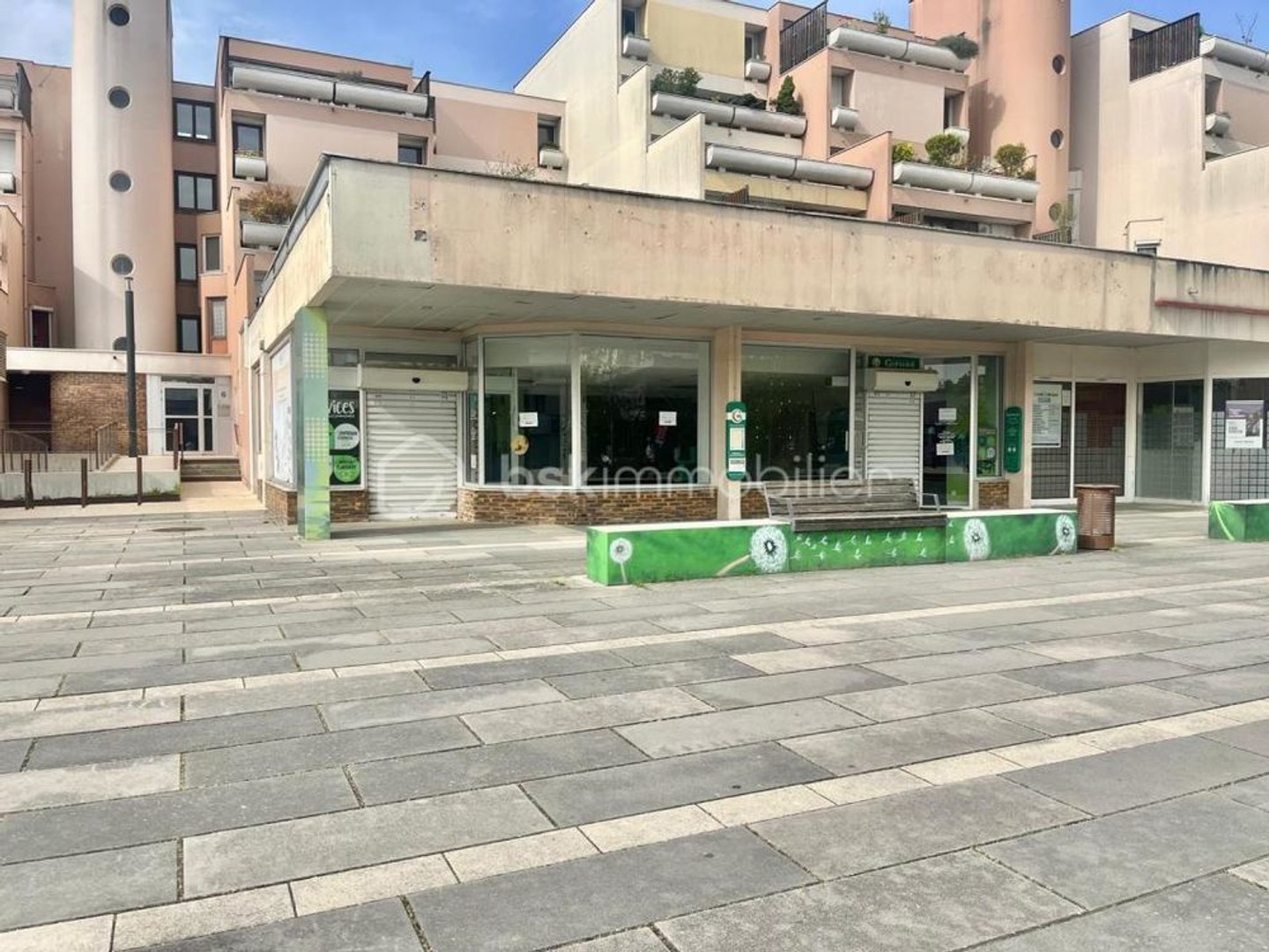 Quetigny Place centrale : Local commercial libre 215m²