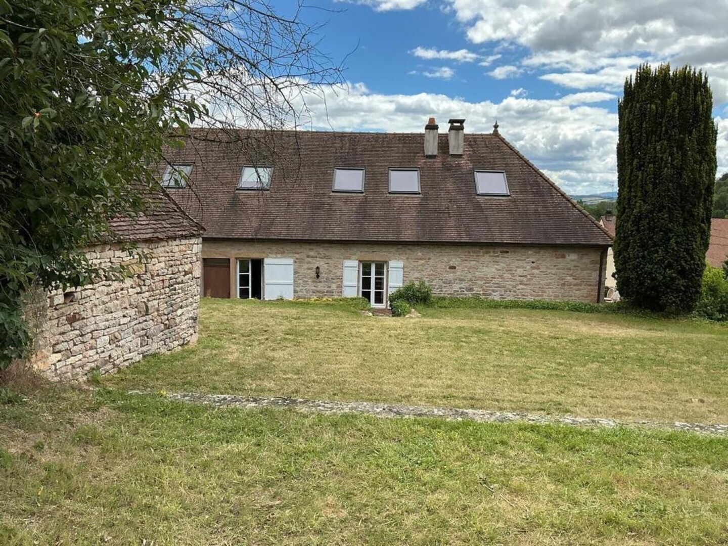 GRANDE MAISON DANS LA CAMPAGNE