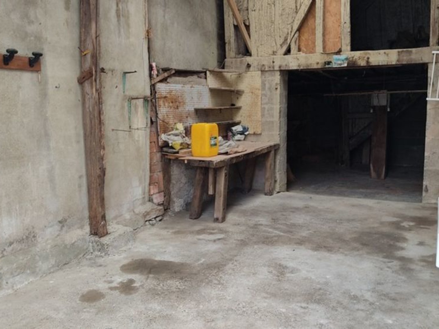 GARAGE AVEC MAISON A RENOVER